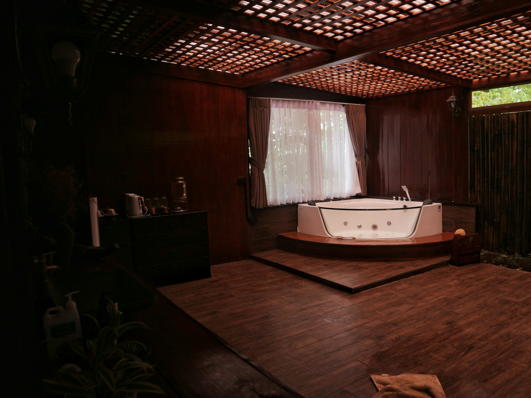 Phòng villa riêng với bồn jacuzzi gỗ ấm và ánh sáng tự nhiên