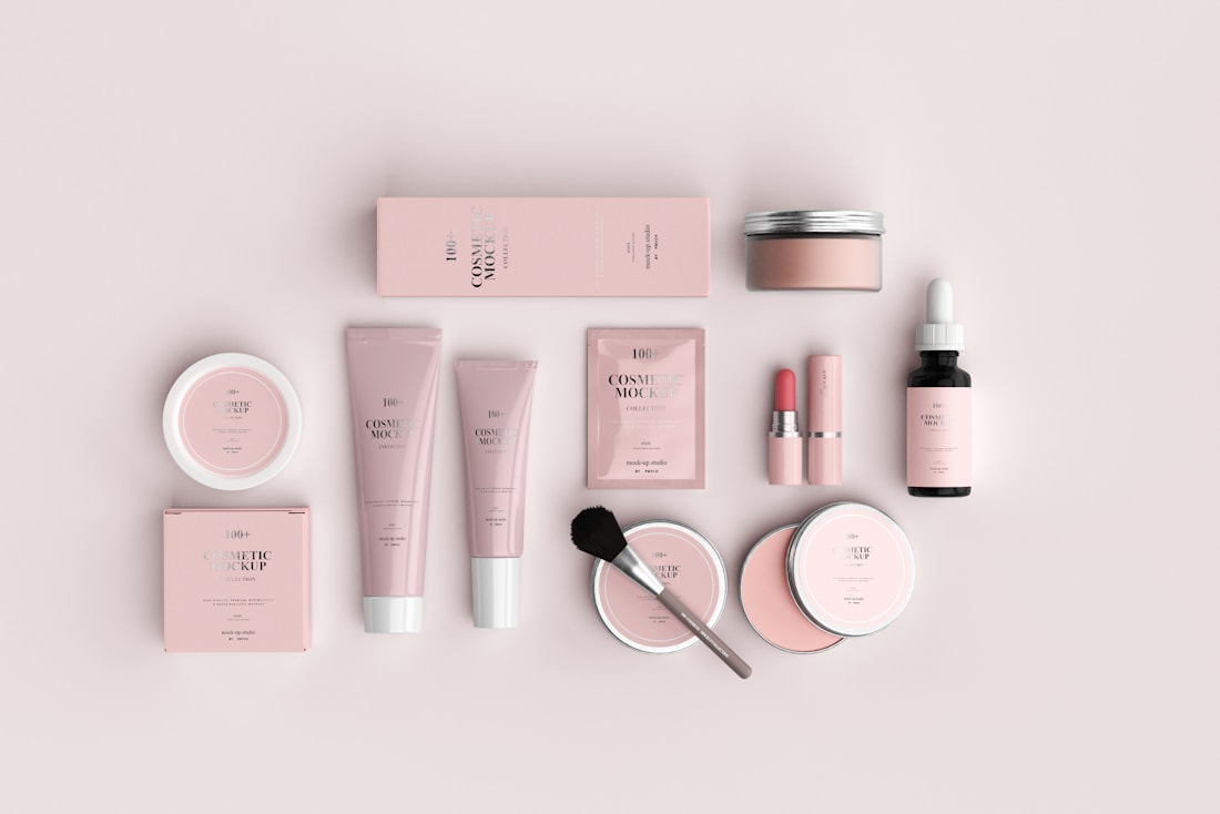 Bộ sản phẩm chăm sóc da Glowora tông hồng pastel bày trên nền hồng
