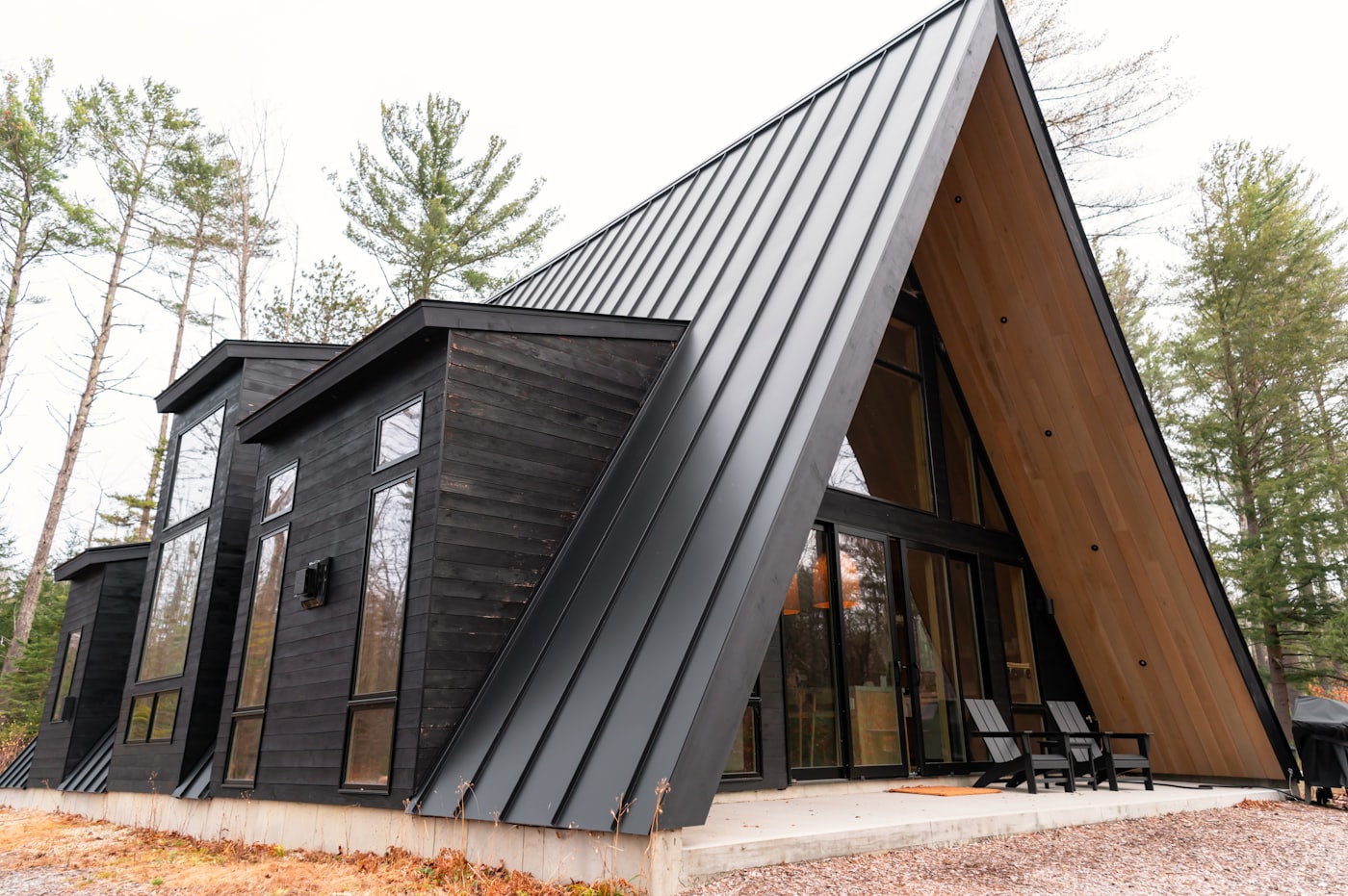 Cabin lắp ghép mái dốc chữ A màu đen, mái tôn và ốp gỗ, giữa rừng