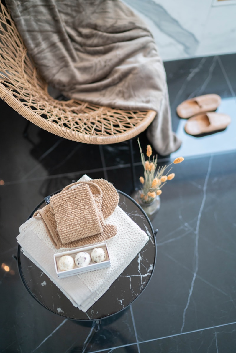 Ghế mây thư giãn với khăn và dép trong không gian tối giản