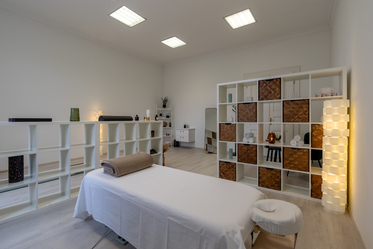 Phòng trị liệu spa sạch sẽ, ấm cúng với giường massage và đèn dịu nhẹ
